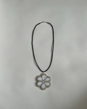 Load image into Gallery viewer, BEADED FLOWER CLASP NECKLACE