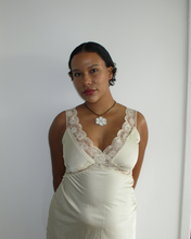 Load image into Gallery viewer, BEADED FLOWER CLASP NECKLACE